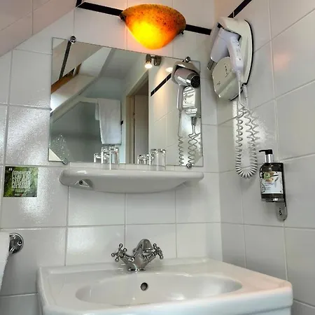 Отель Logis Restaurant La Regence Шербур-ан-Котантен